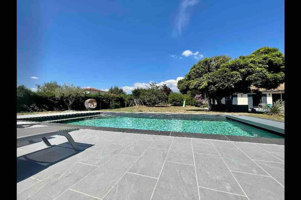 Logements Chaleureux Dans Maison Avec Piscine A 35 Min De Lyon Alix エクステリア 写真