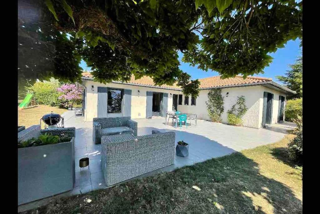 Logements Chaleureux Dans Maison Avec Piscine A 35 Min De Lyon Alix エクステリア 写真